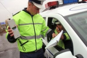 Desfăşurare de forţe pe DN 72. În 3 ore, poliţiştii au reţinut 4 permise de conducere şi au retras 6 certificate de înmatriculare