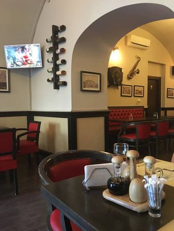 Red Wine Bistro, Dej